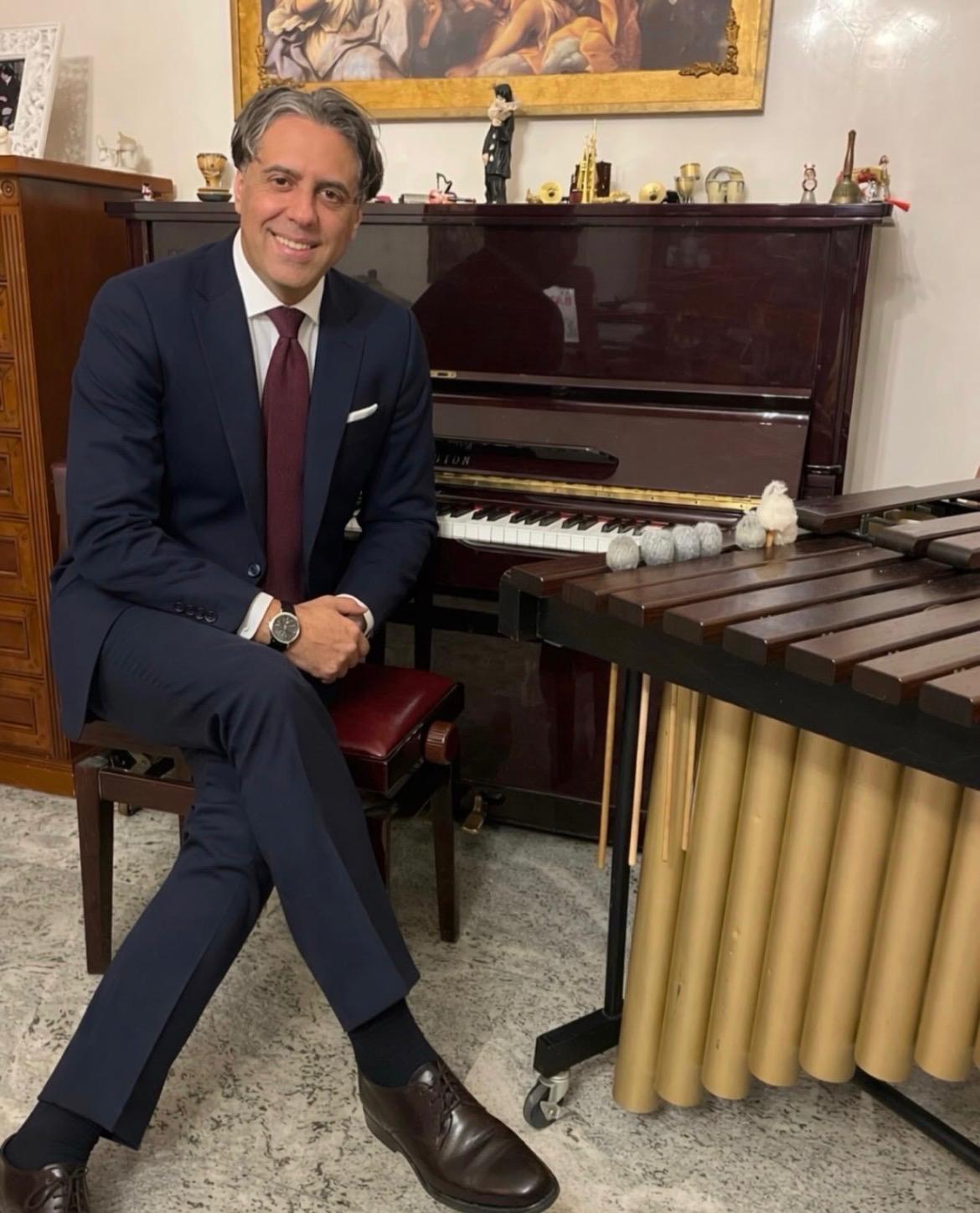 Roberto Caridi seduto accanto al pianoforte